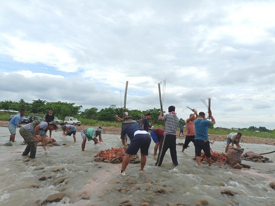 The Eralibill Village Council along with all the citizens of Eralibill village organised ‘a traditional method community fishing’ at Chathe River on August 23. (Photo Courtesy: Cliff Sangma)